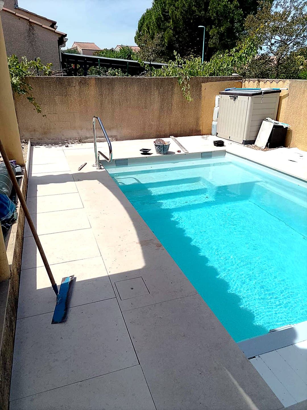 Plage de piscine carrelée après aménagement